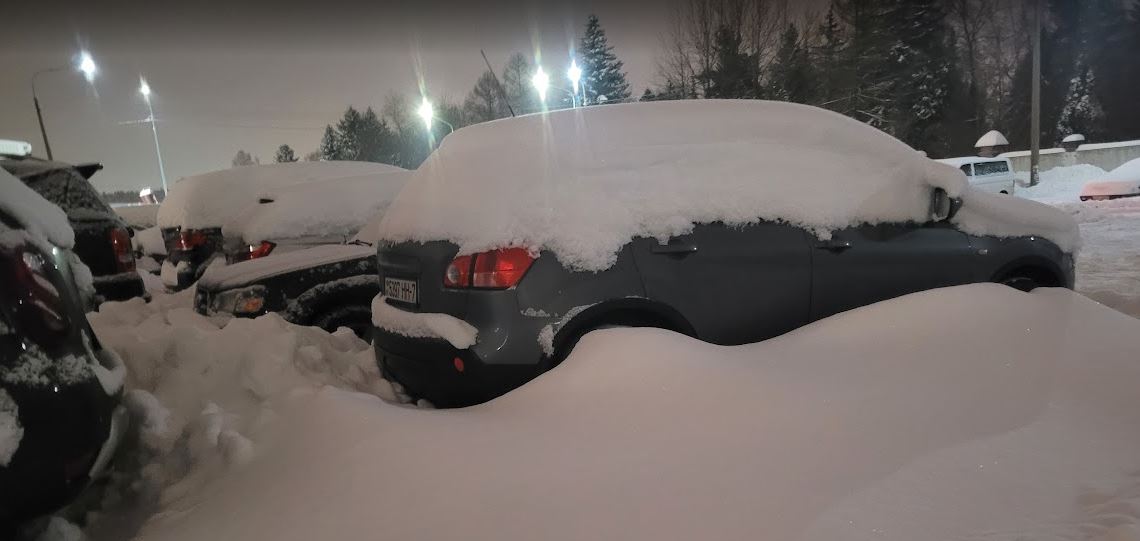 автомобили под снегом