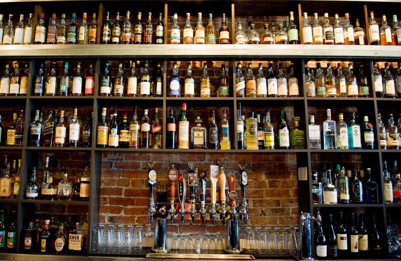 полка с алкоголем в кафе