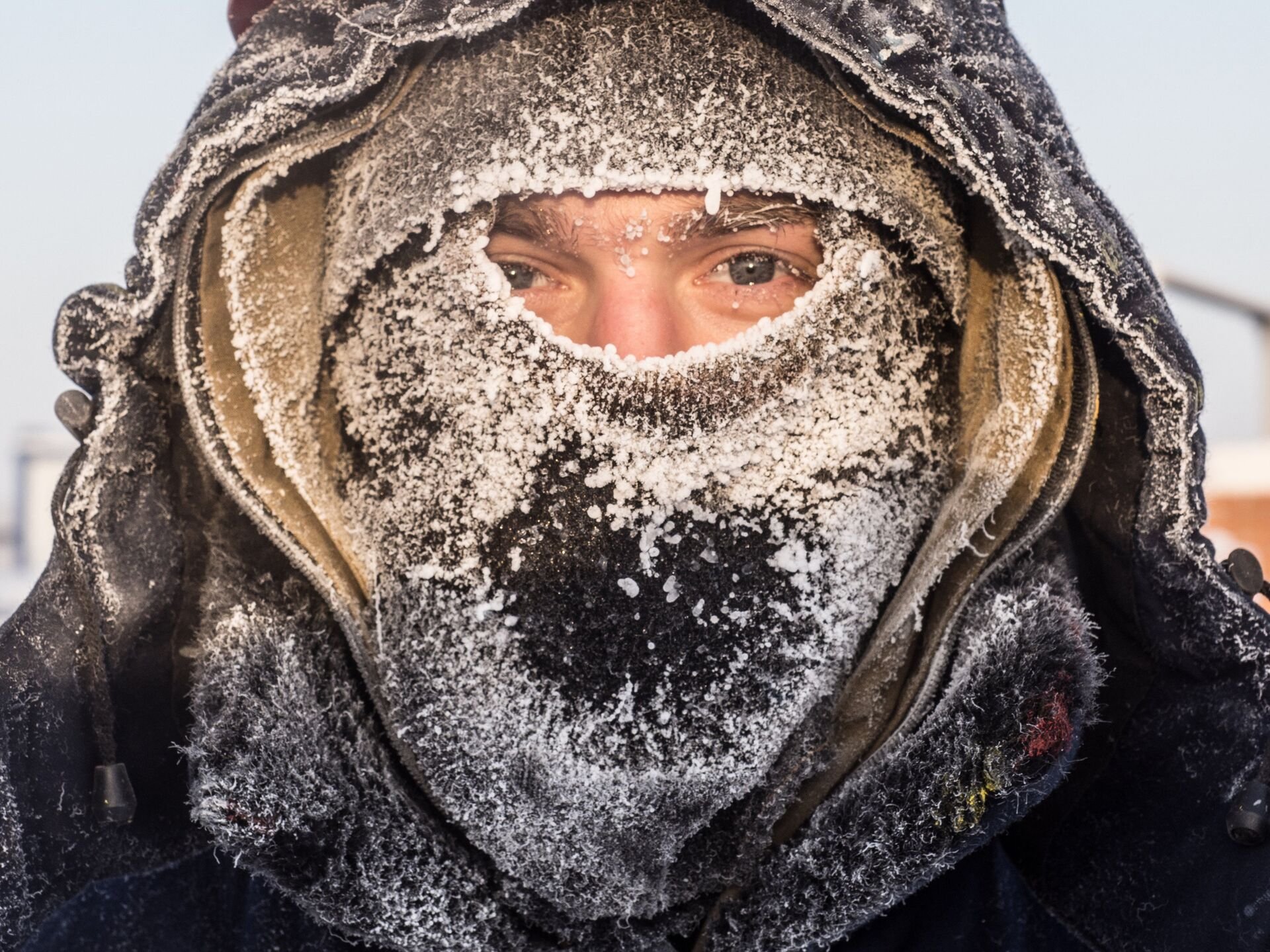 человек при очень сильных заморозках на улице