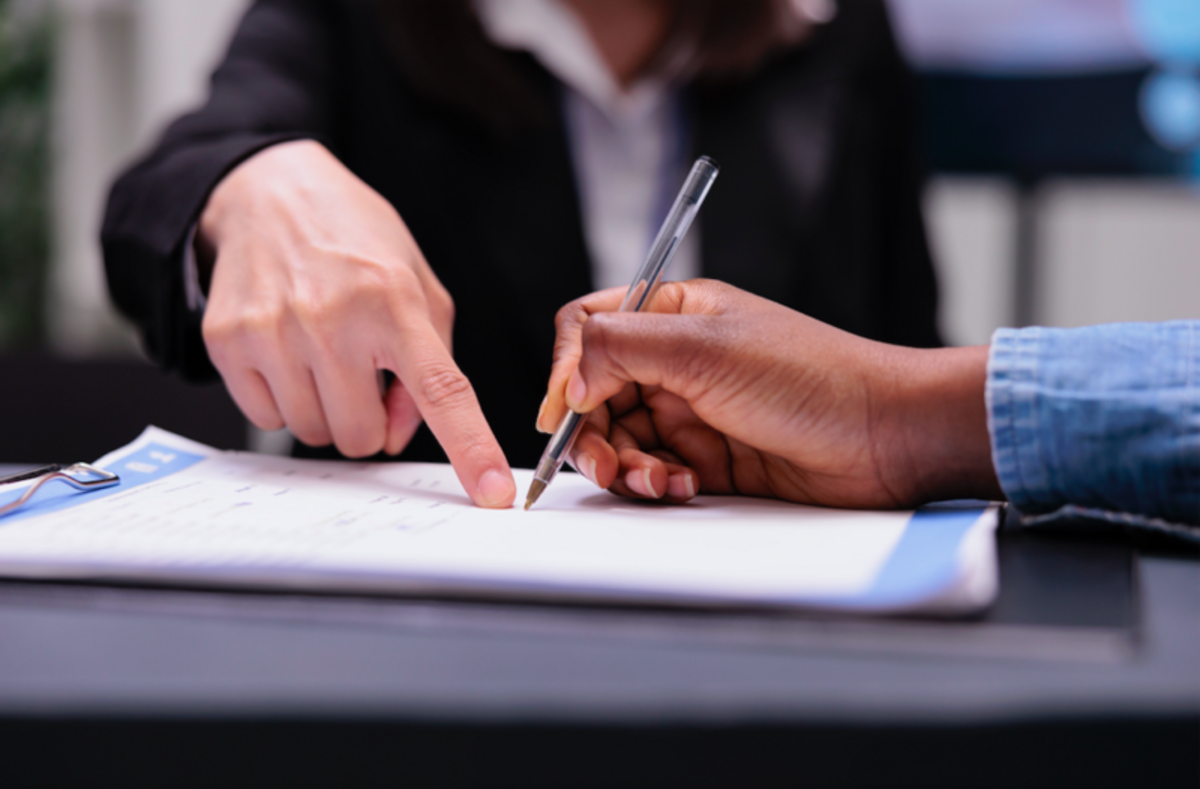 подписывают договор на работе