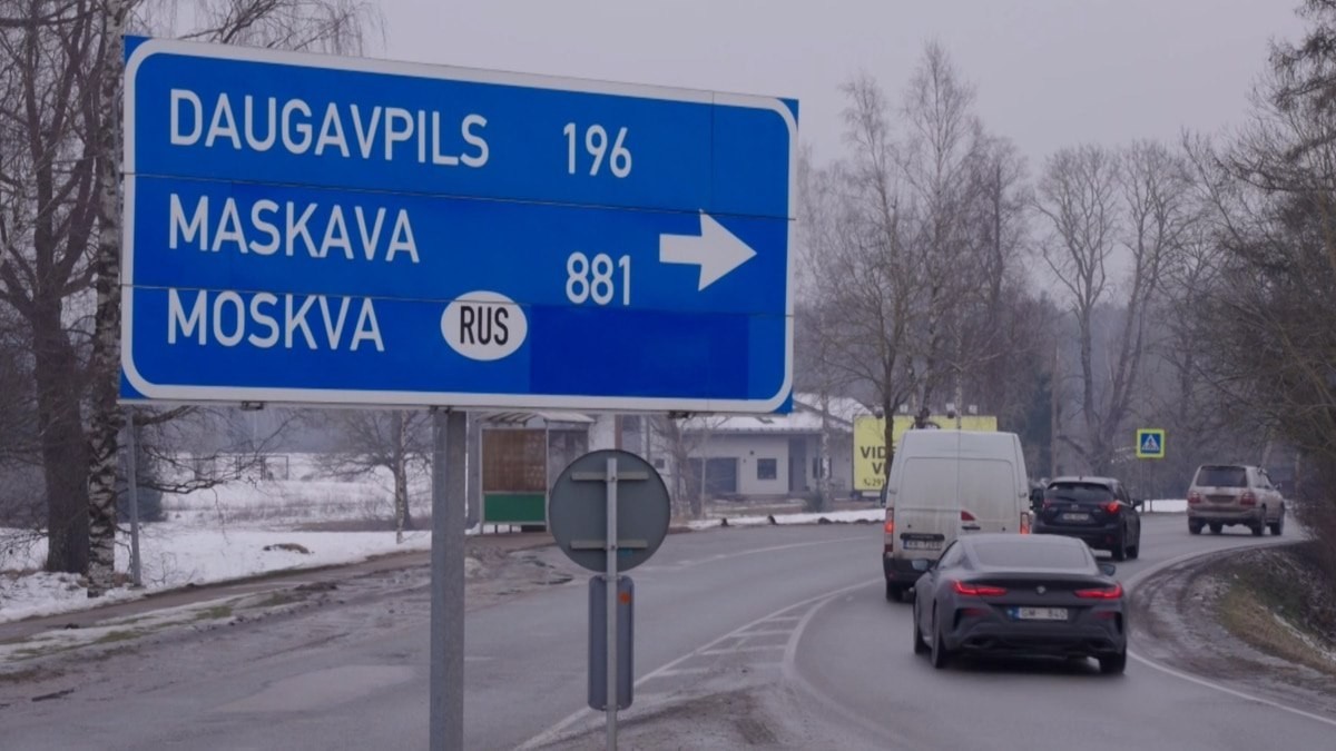 дорожный указатель с названием российского города в Латвии
