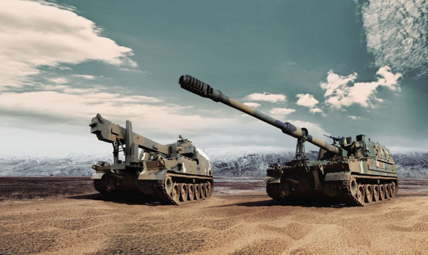 Самоходная гаубица K9 (справа) и машина снабжения боеприпасами K10 (слева)