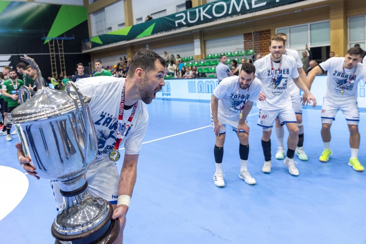 5-В составе Загреба Игорь Белявский уже выиграл чемпионат и Кубок Хорватии.jpg