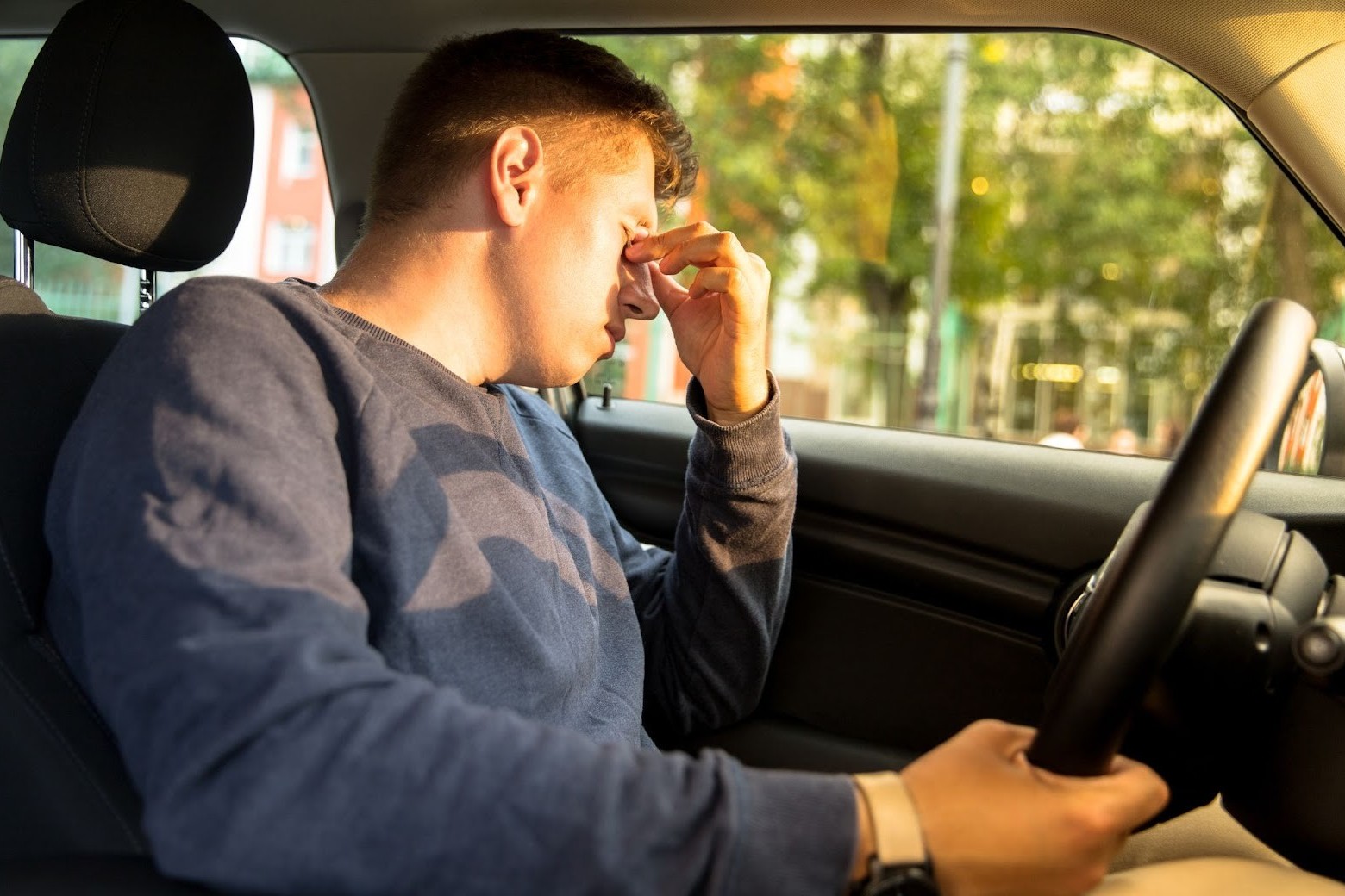 5-Уставший мужчина за рулем.jpg