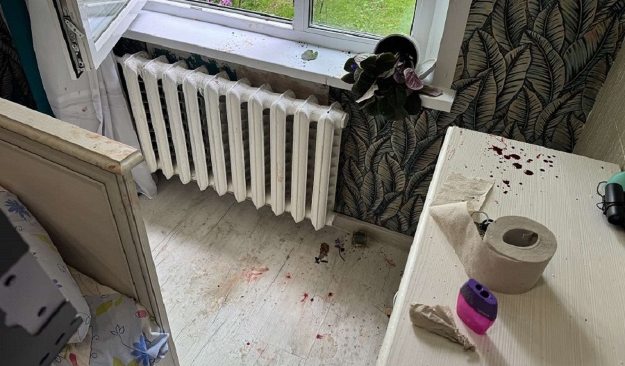 кровь на столе.jpg