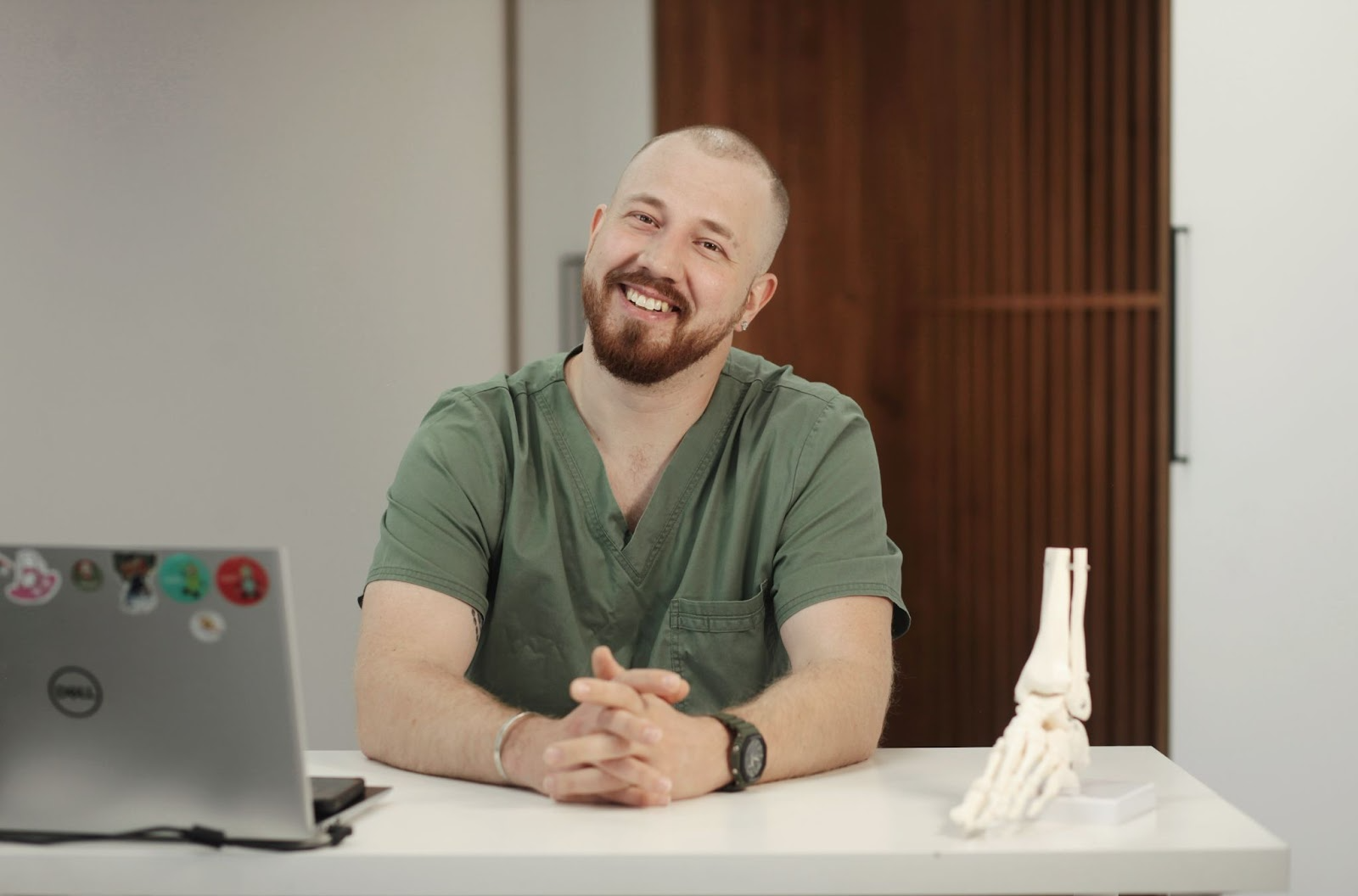 2-Врач травматолог-ортопед Александр Стефняк.png