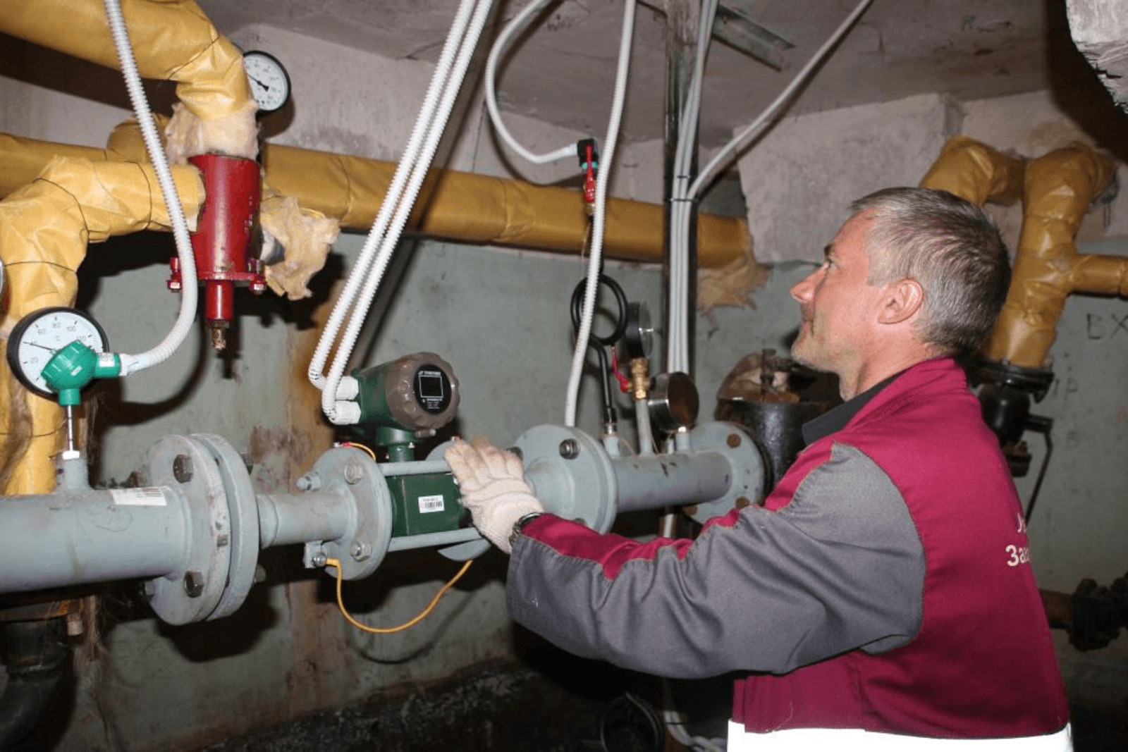 энергетик настраивает систему отопления
