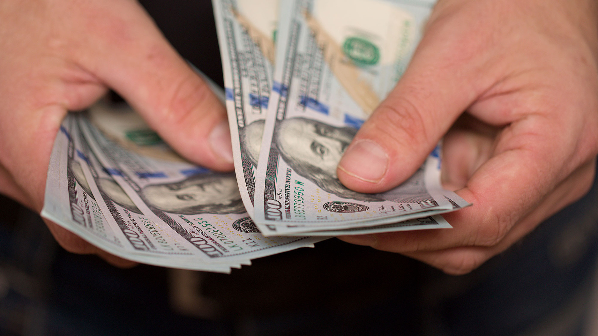 доллары в руках