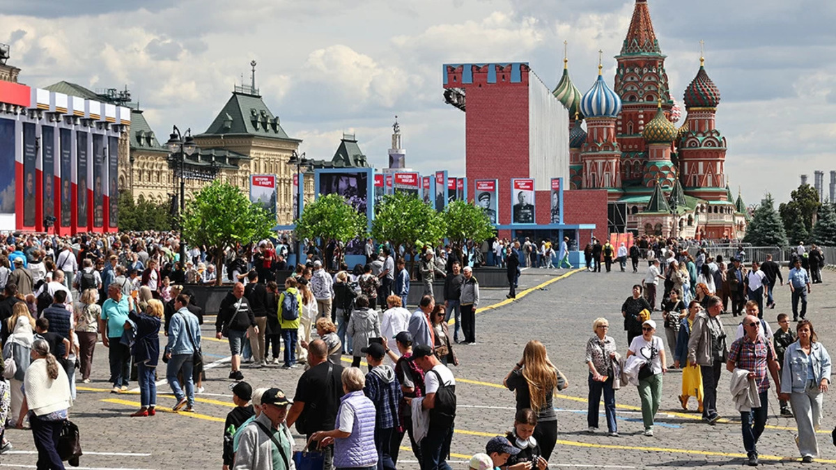 люди на Красной площади в Москве