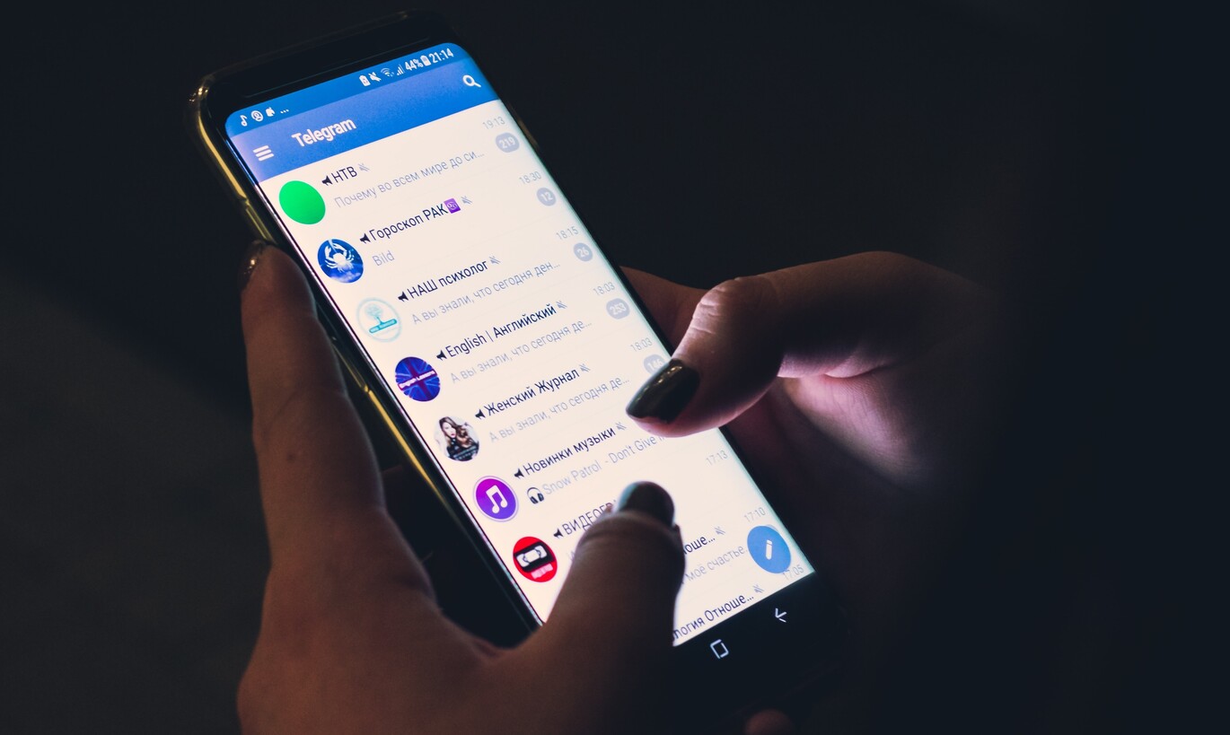 телефон с аккаунтом Telegram