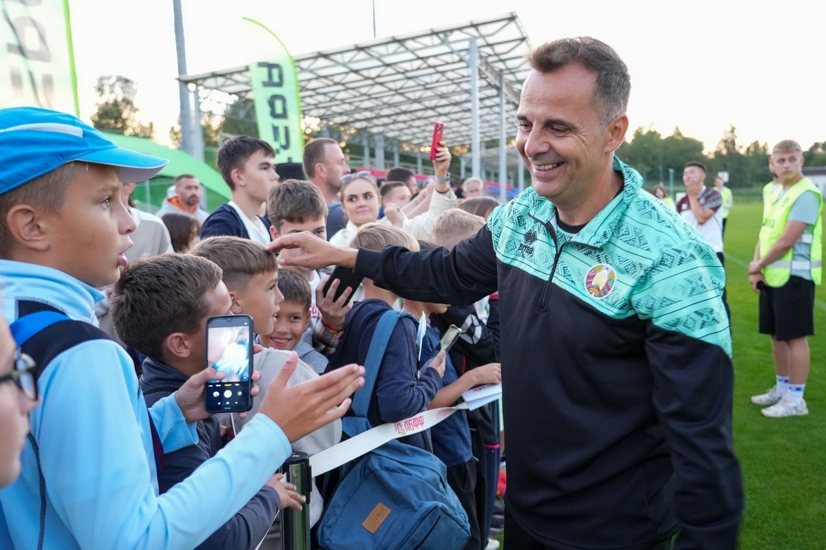 5-Карлос Алос на открытой тренировке сборной Беларуси.jpg