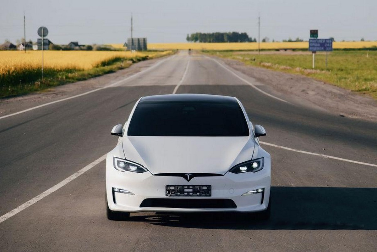 6-Tesla Model S Plaid.jpg