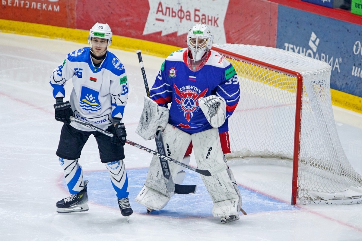 7-Денис Синягин охраняет ворота в матче с Химиком.jpg