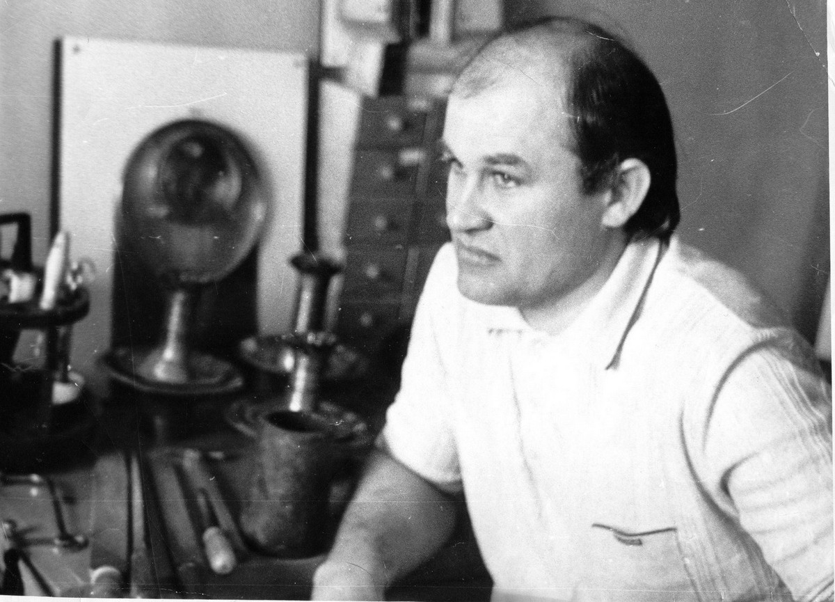 13-Николай Кузьмич в мастерской 1986 год.jpg