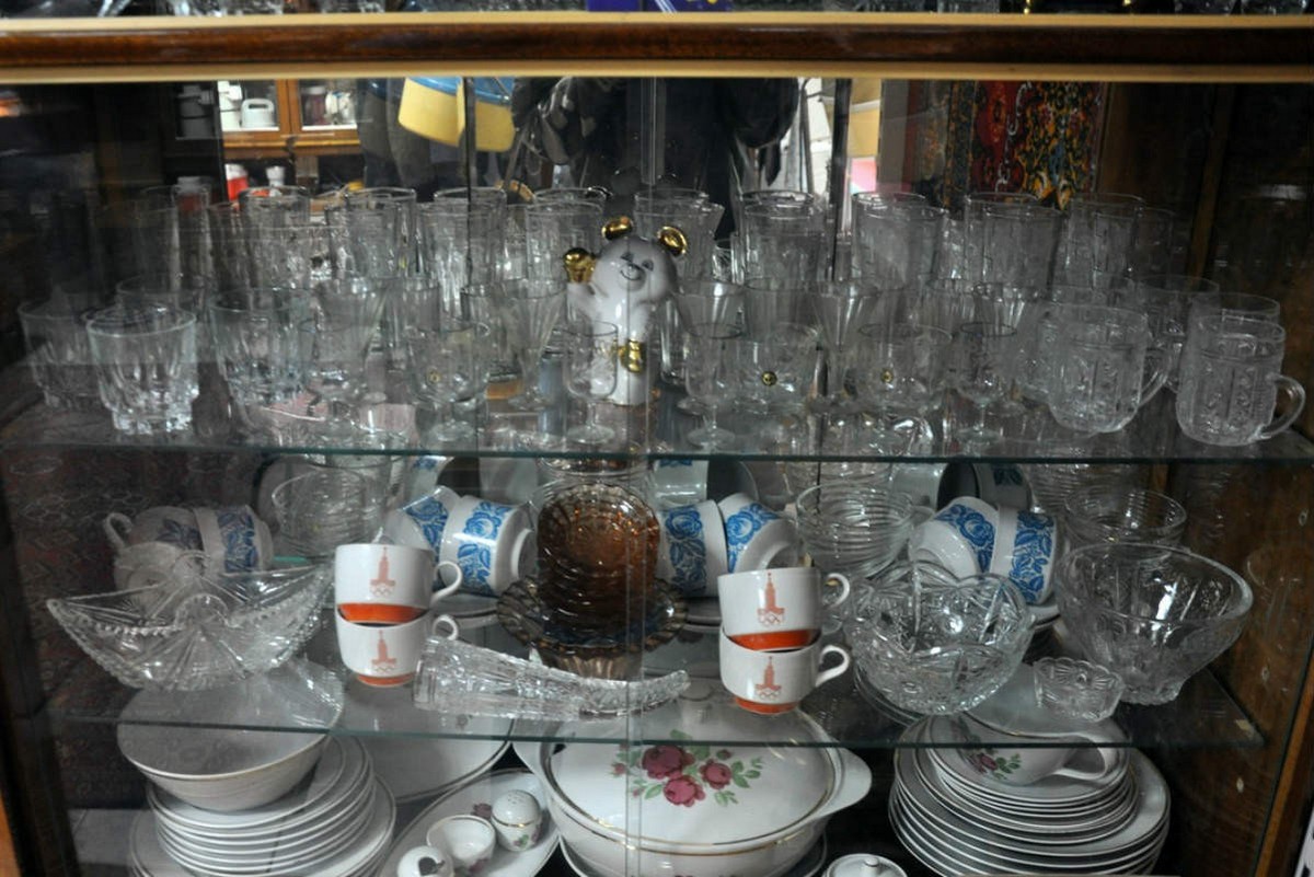 4-Странные советские традиции-Сервизы в шкафу.jpg