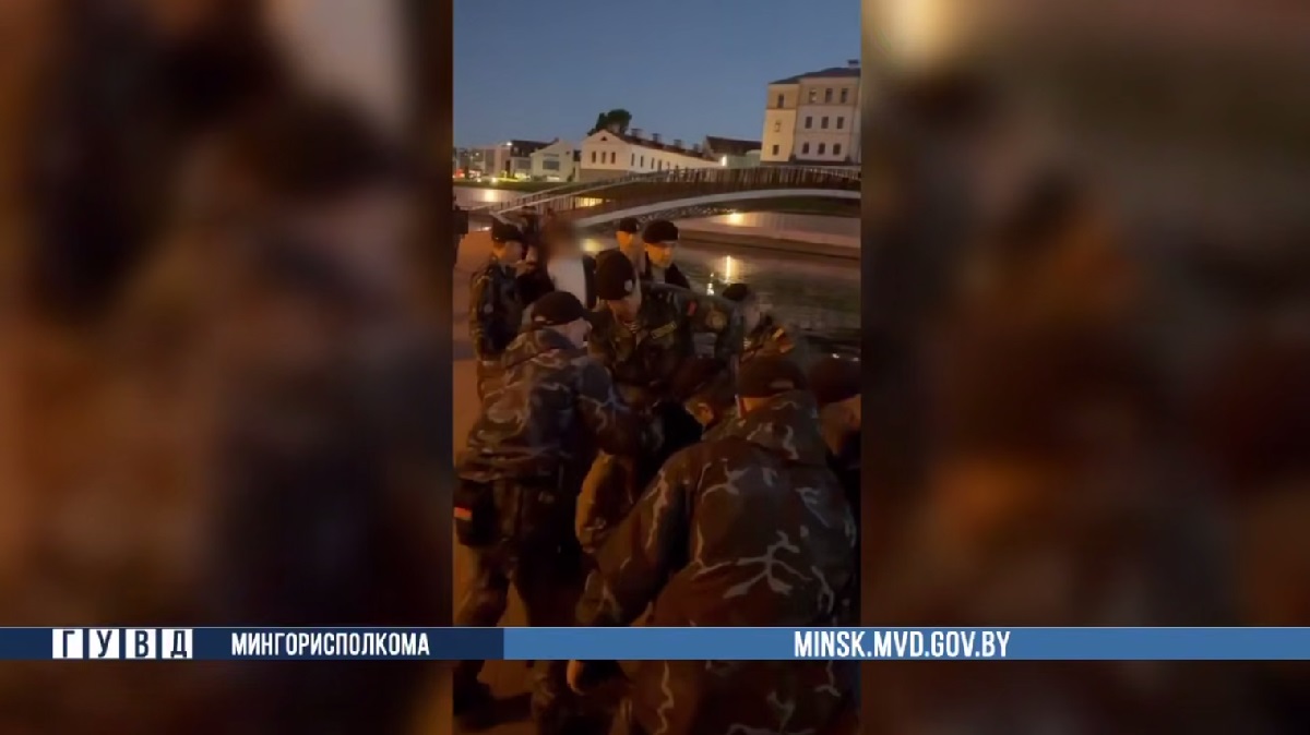 омоновцы достают девушку из реки.jpg