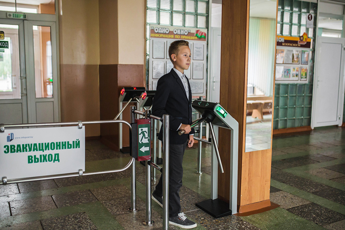 ученик заходит в школу