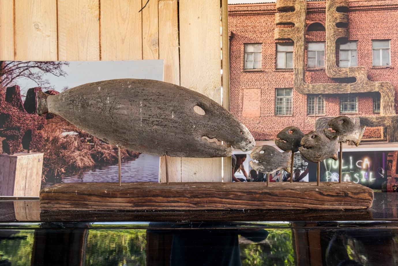 16-Справа арт-объект на фасаде здания на улице Октябрьской.jpg