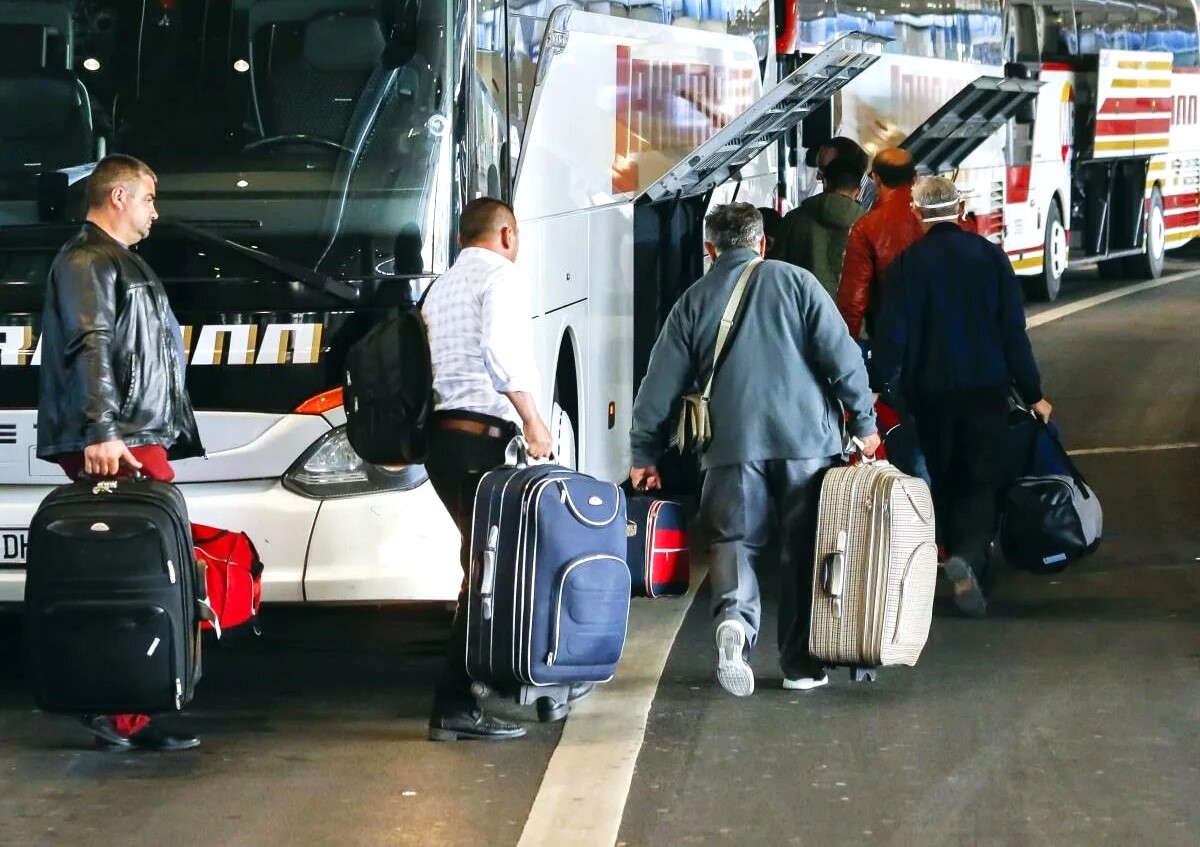 Люди и автобус