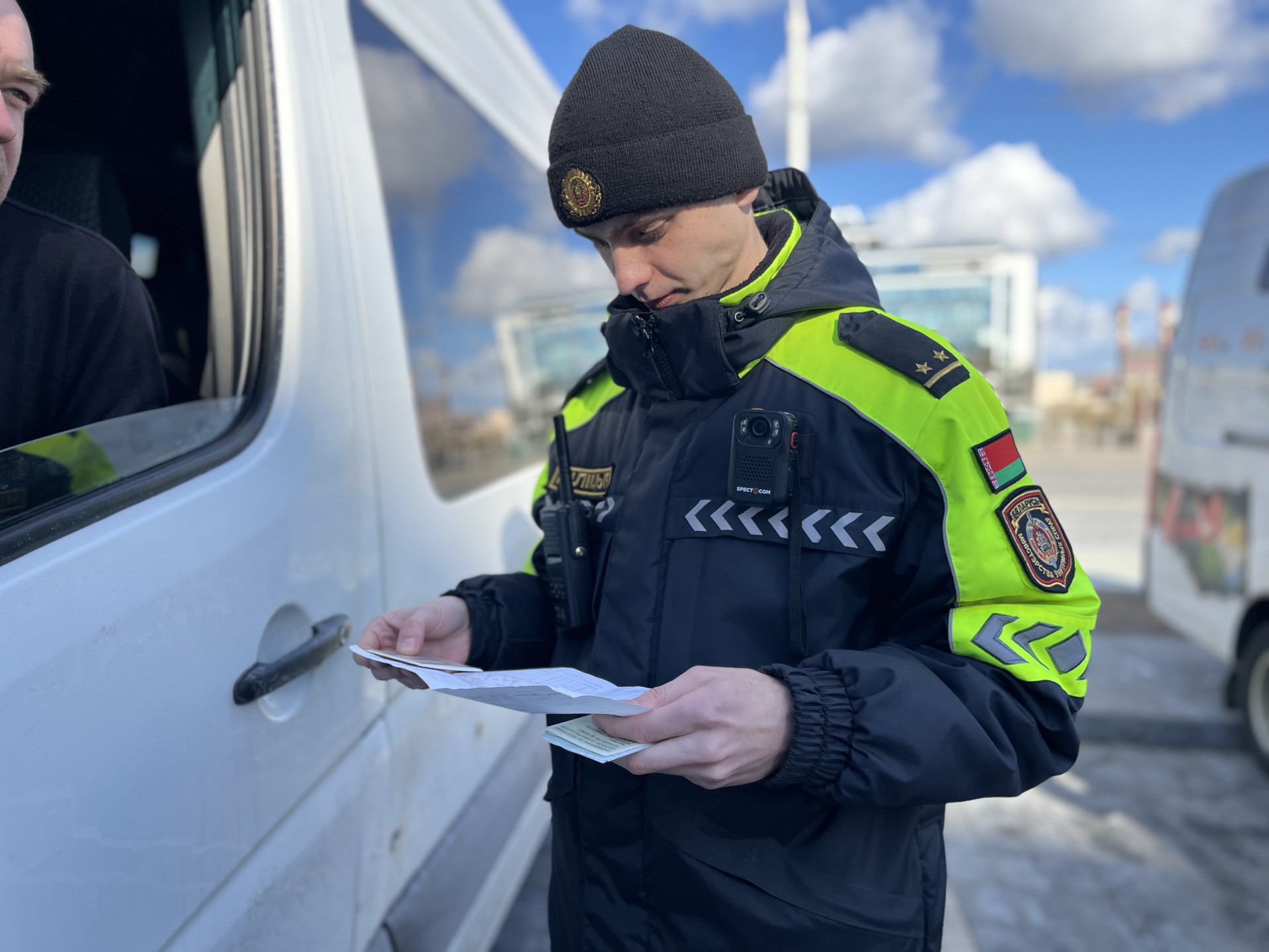 сотрудник ГАИ проверяет документы