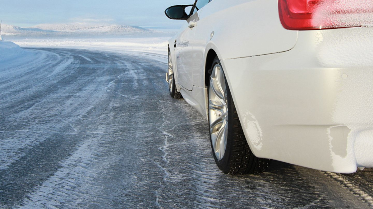 авто при гололедице