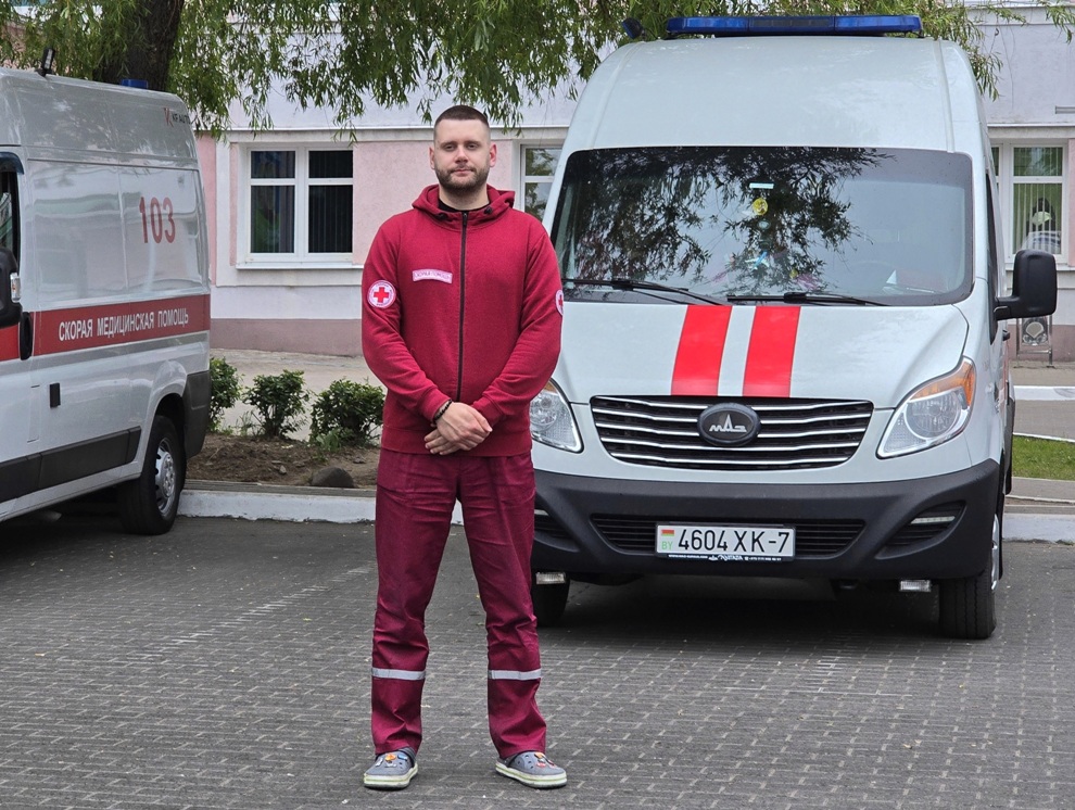 Фельдшер у машины скорой.JPG