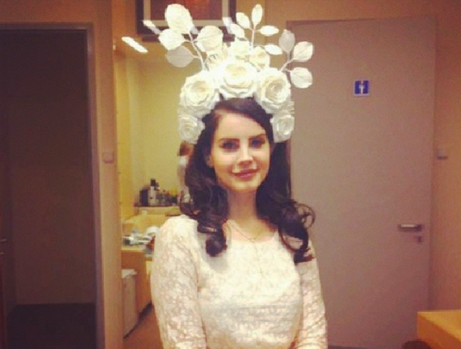 19-Лана Дель Рей в венке от Милы Игнатик.png