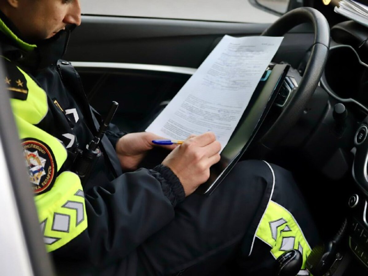 сотрудник ГАИ сидит в машине