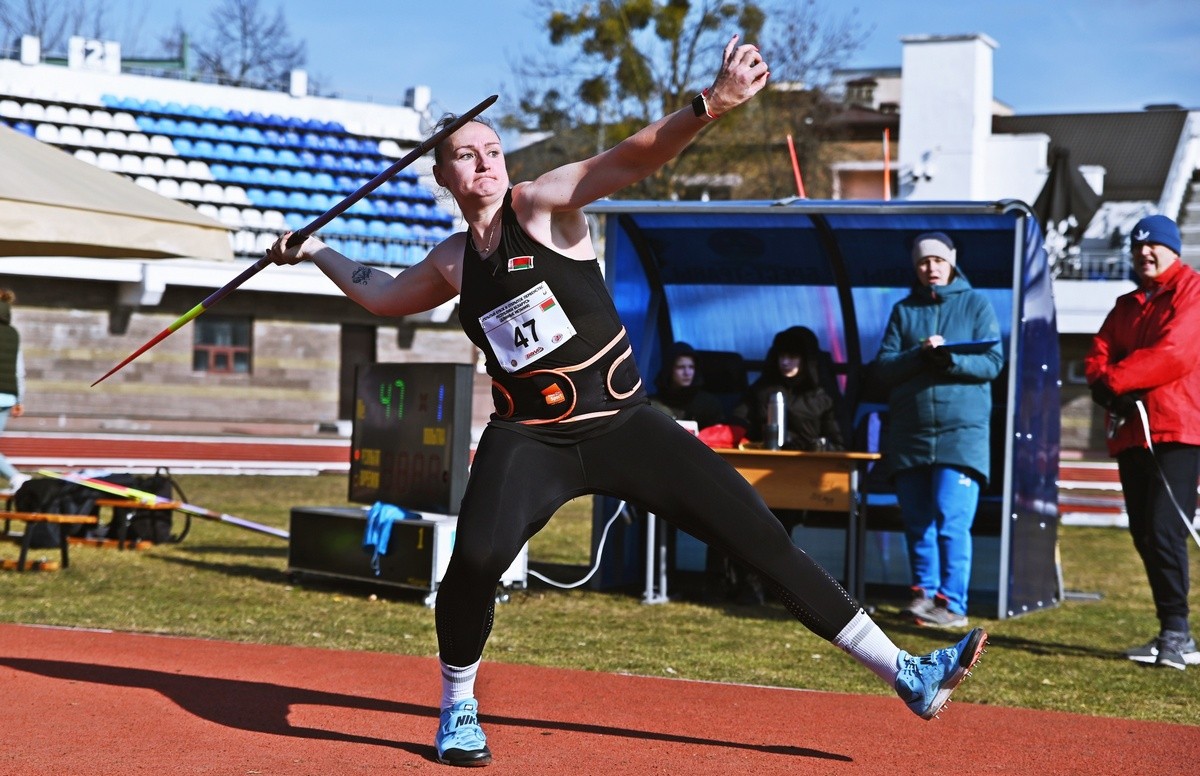 8-Татьяна Холодович в секторе для метания копья.jpg