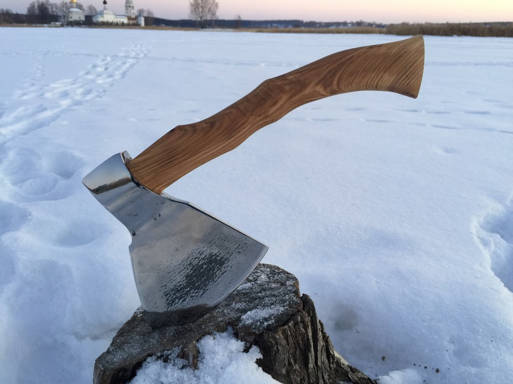 топор в пне