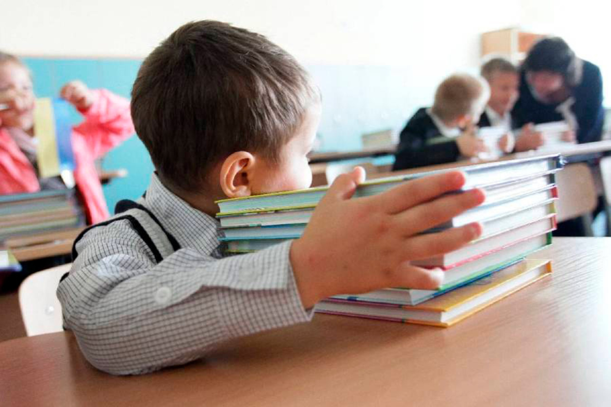 школьник за учебниками