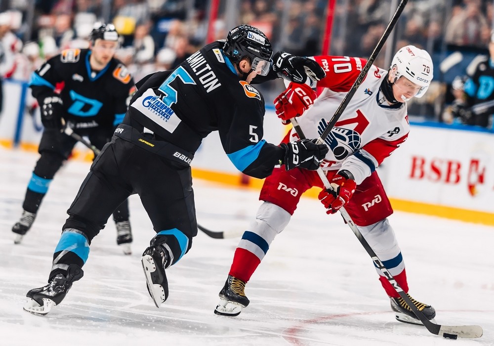 2-Роб Хэмилтон пытается остановить Егора Сурина из Локомотива.jpg