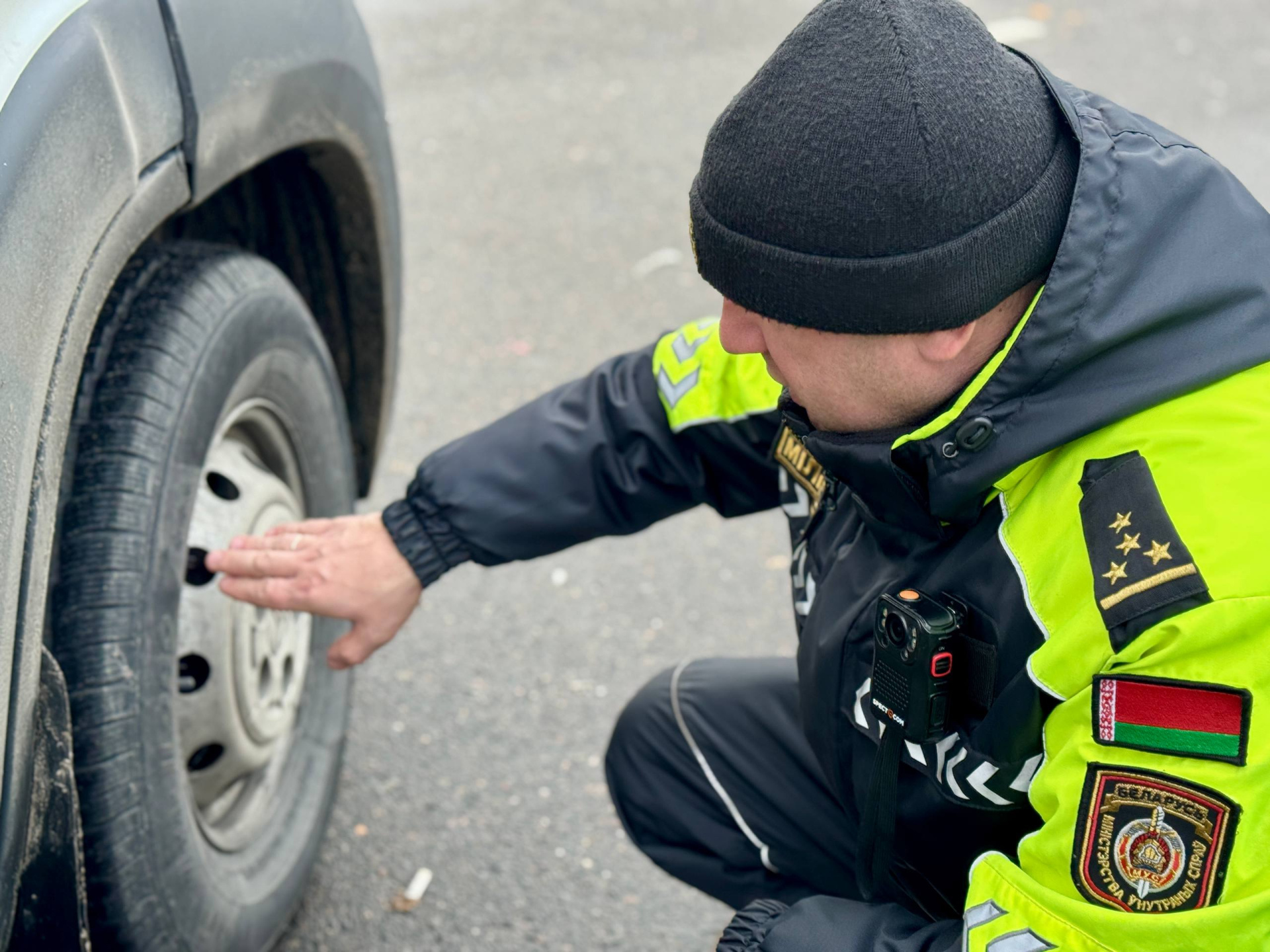 сотрудник ГАИ проверяет машину