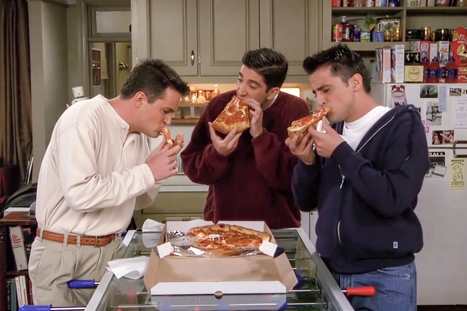 7-Поздний ужин плохо совместим со сном на животе кадр из сериала Друзья.jpg