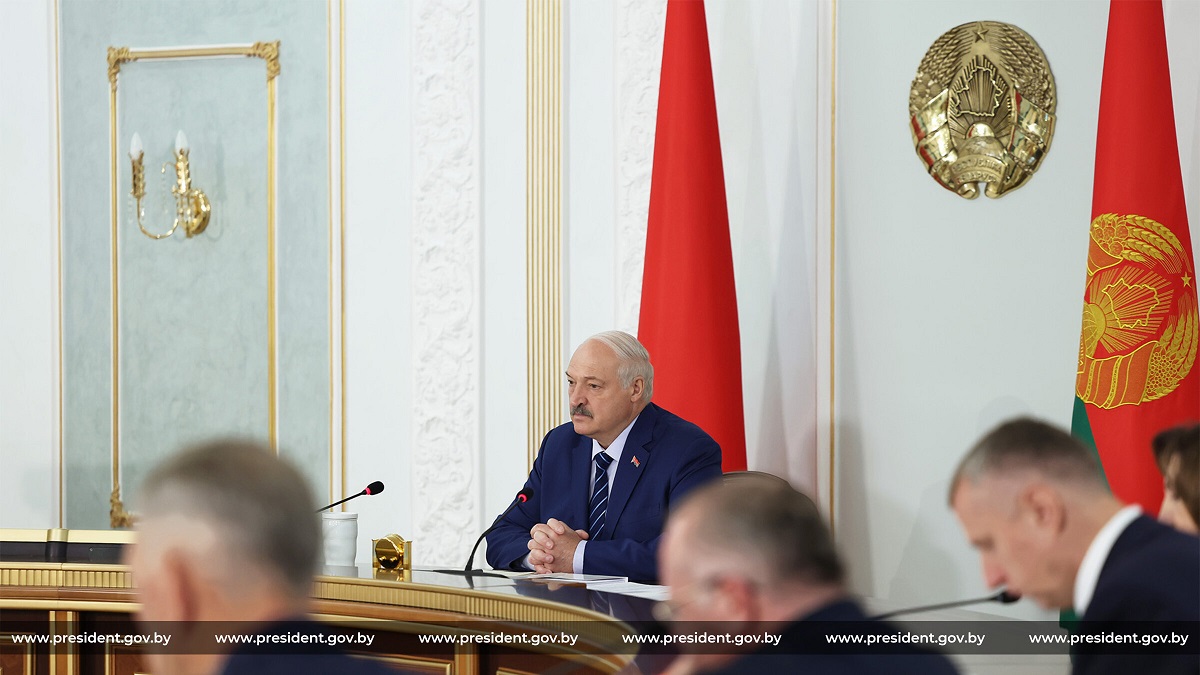 Лукашенко на совещании Лукашенко на совещании