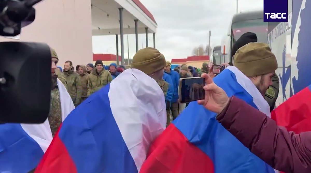 российские военнослужащие из плена.jpg