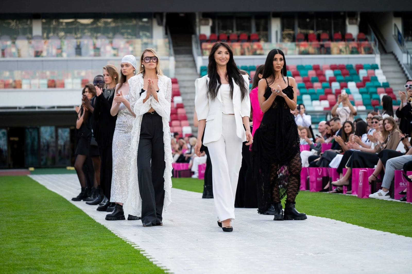 2-Ядвига Чайковская на Fashion Fabrique во время показа коллекции своего бренда ADA Clothes.jpg