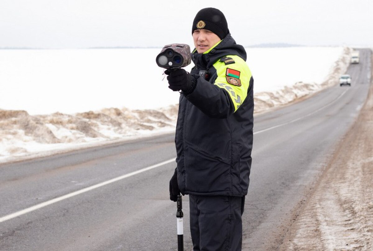 сотрудник ГАИ контролирует скорость