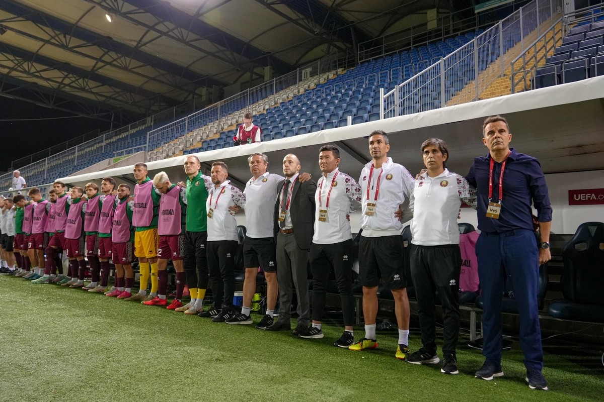 2-Карлос Алос и его штаб перед одним из матчей сборной.jpg