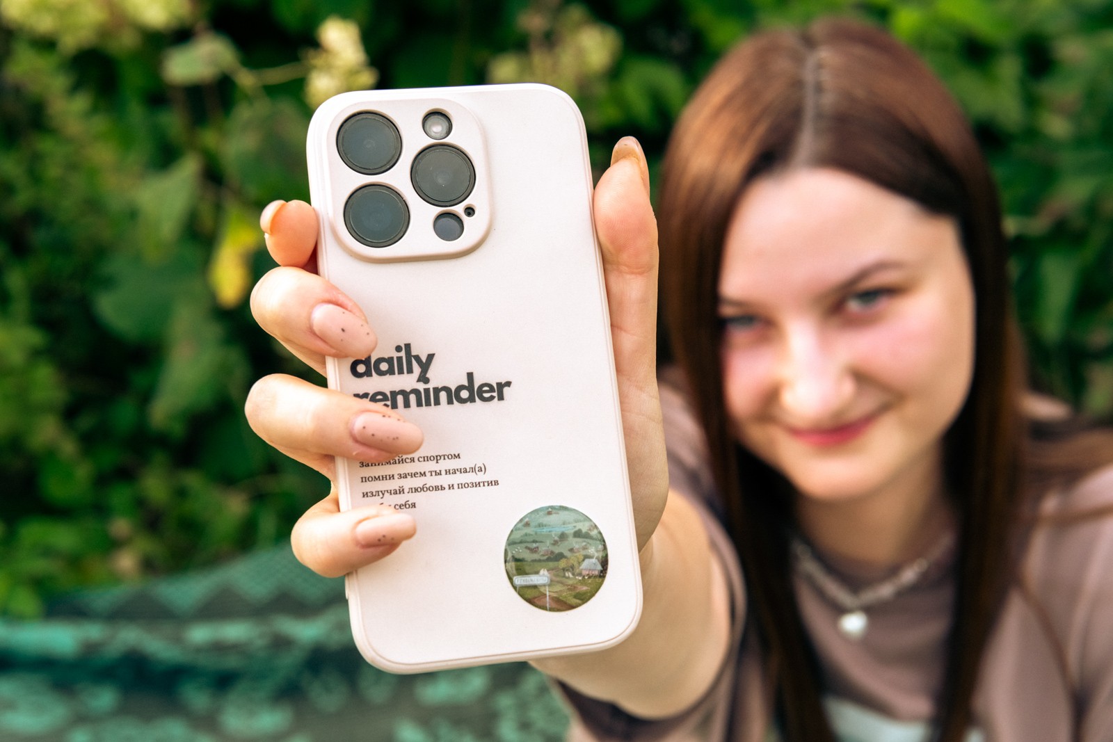 5-Теперь вёска Яну окружает везде даже на телефоне.jpg