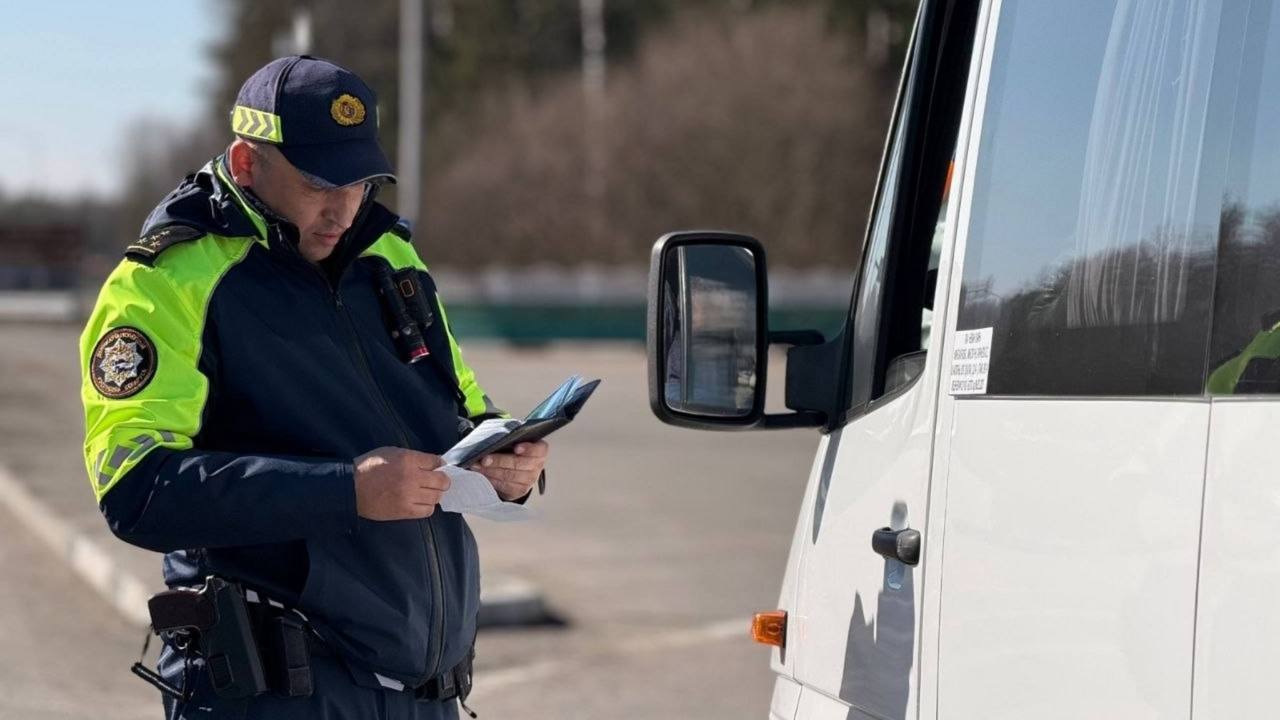 сотрудник ГАИ работает