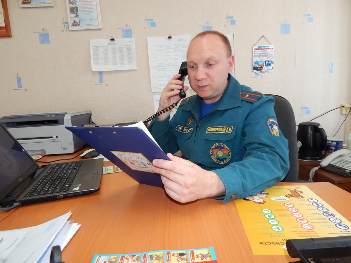 сотрудник МЧС звонит по телефону