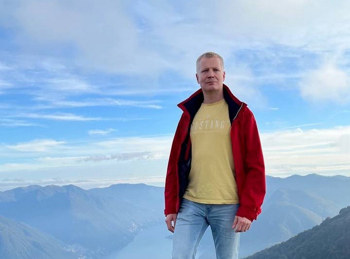 2-Юрий Сурков лауреат премии Starway-2025 от Coral Travel.jpg