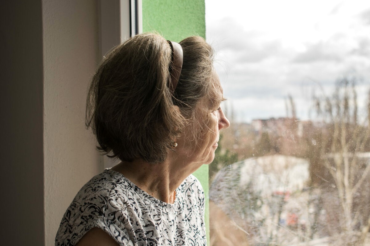 женщина смотрит в окно.jpg