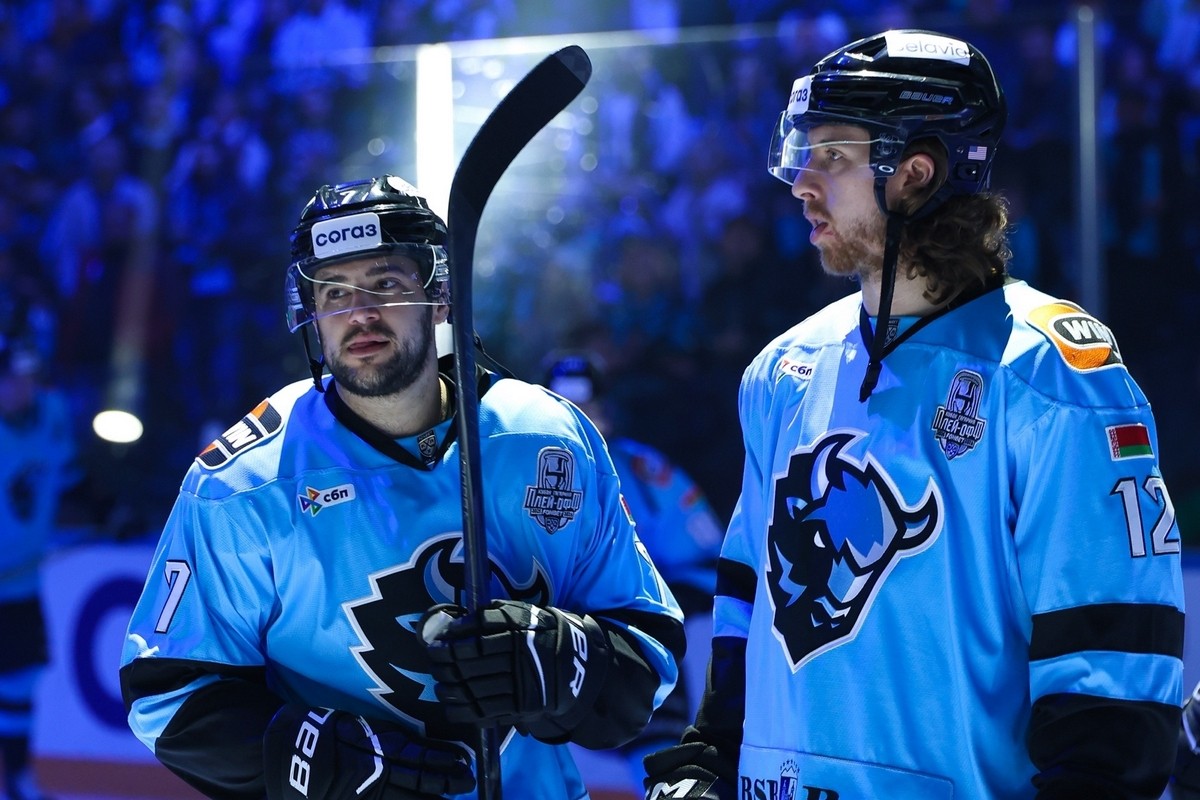 1-Сэм Энас и Алекс Лимож в форме ХК Динамо-Минск.jpg