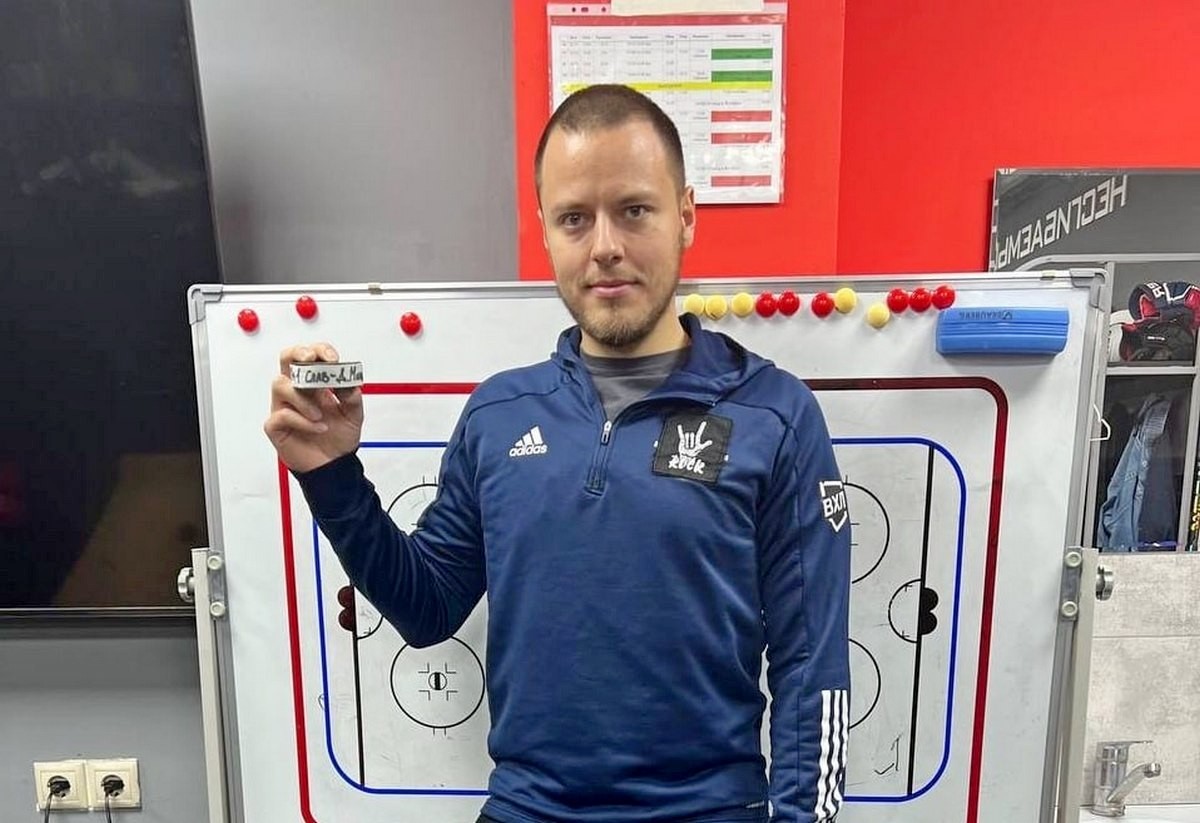 1-Денис Синягин и шайба взятая на память после матча с Динамо-Молодечно.jpg