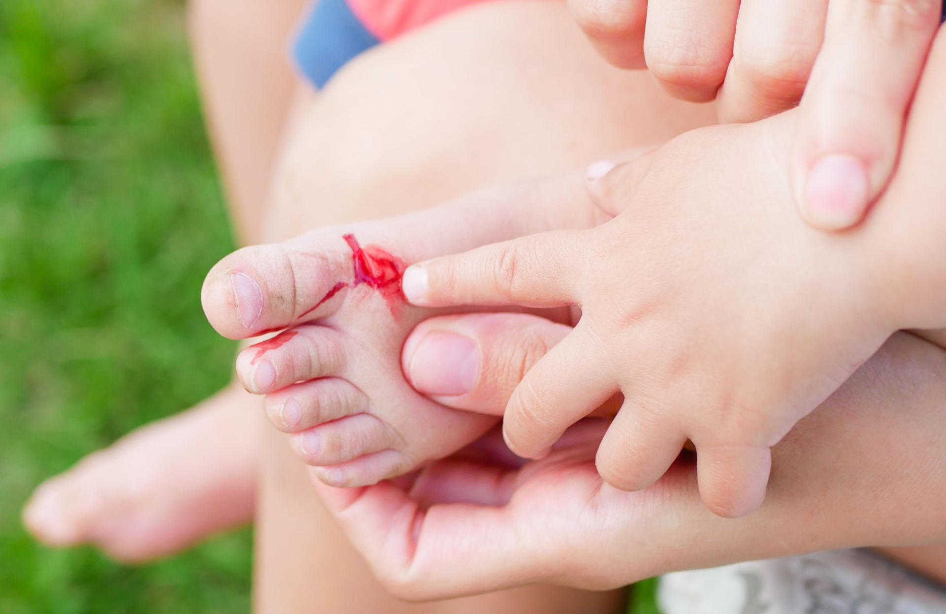 При глубоком порезе без врачей не обойтись