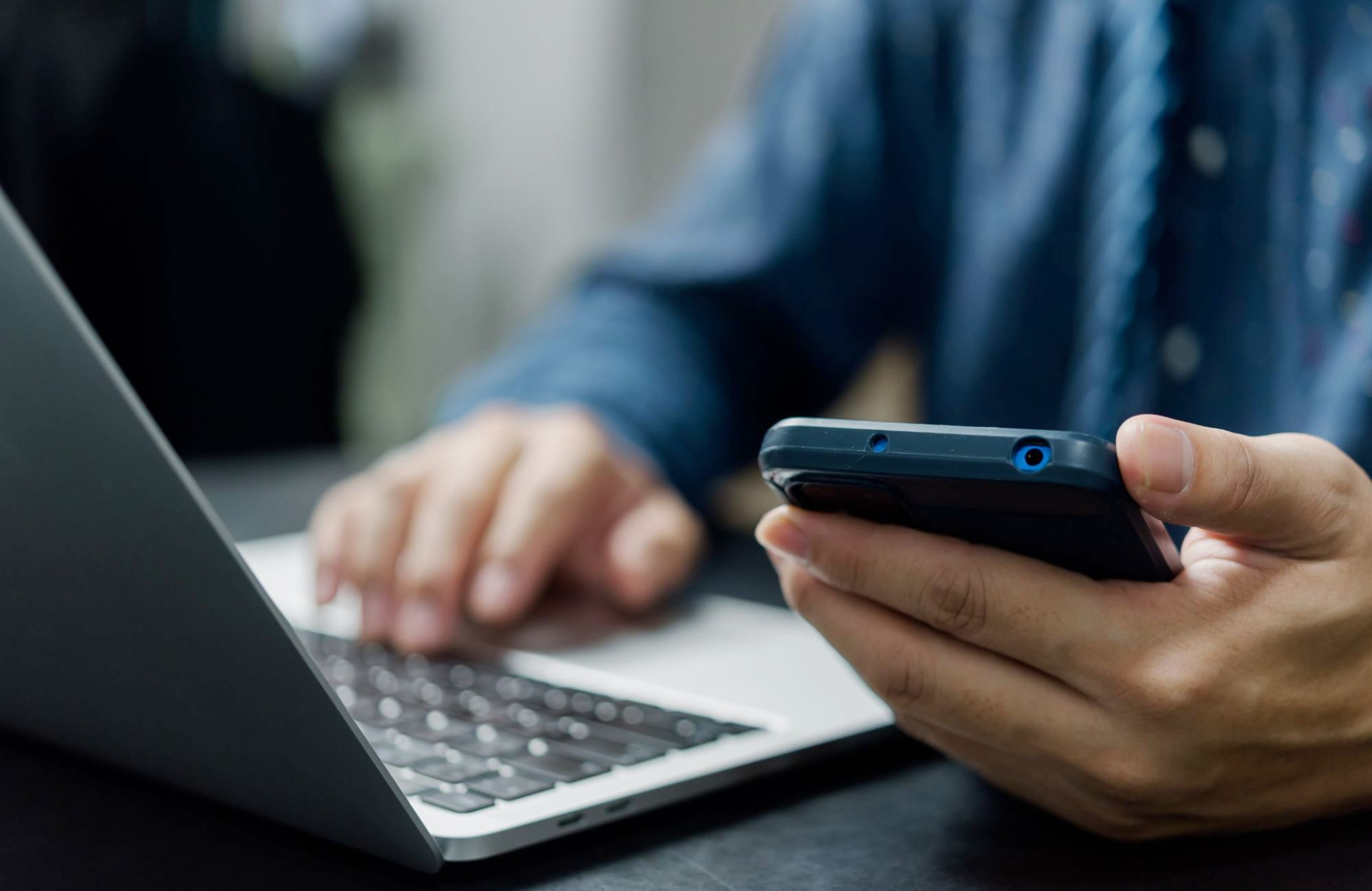 Скроллинг ленты соцсетей