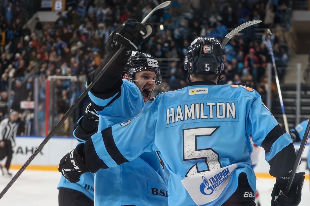 9-Сергей Кузнецов и Роб Хэмилтон празднуют заброшенную шайбу.jpg