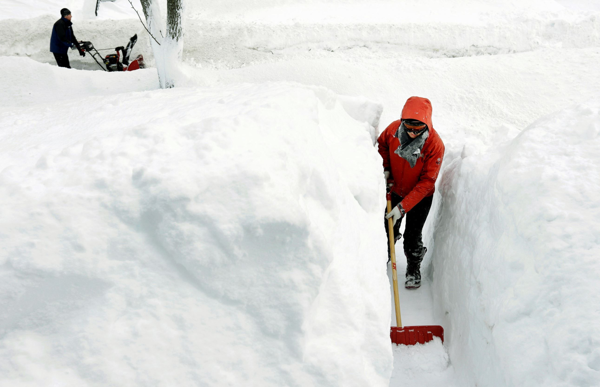 большие сугробы снега зимой